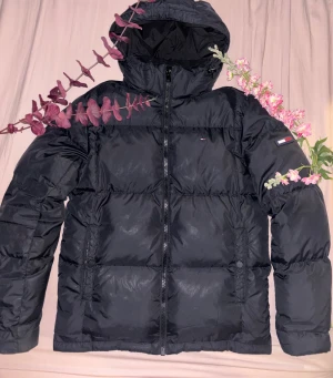 Tommy hilfiger jacka  - Jacka från Tommy Hilfiger 😍 Passar både M och S. Snygg, nästan oanvänd, varm och passar perfekt för vintern❄️ 🚚 Skickar snabbt  💸 Kan sänka priset vid snabb affär! 