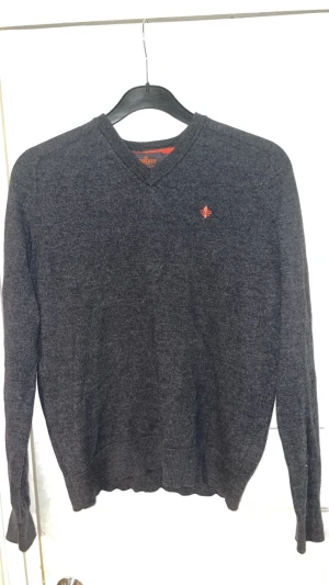Mörkgrå v-ringad tröja från Morris - Snygg mörkgrå v-ringad tröja från morris  100% merinoull. Storlek Säljs till bra pris hör av er om ni har några frågor eller funderingar lägg bud 