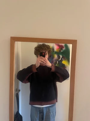 Oversized stickad tröja från Weekday - Säljer en oversized stickad tröja från Weekday i mörkblått med bruna detaljer vid muddar, hals och nederkant. Tröjan har långärmad passform och bred ribbad kant. Perfekt för dig som gillar chill och loose fit.