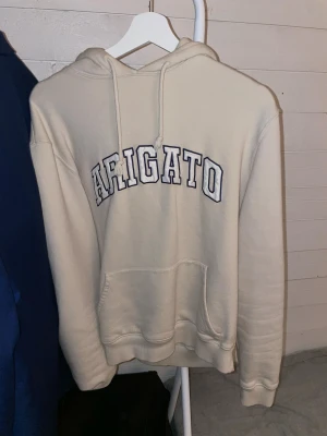 Beige hoodie Axel Arigato - Snygg beige hoodie från Axel Arigato, fint skick, knappt använd! Nypris för ca 2 år sedan var 1599kr.