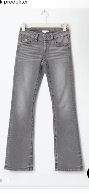 Grå bootcut jeans med fickdetaljer - Ljusgråa low waist bootcut jeans från Gina tricot young! Dem är i skapligt skick och har inga synliga skador! Storlek 170 men passar mindre och större! För referens så är jag 167   Cm lång! 