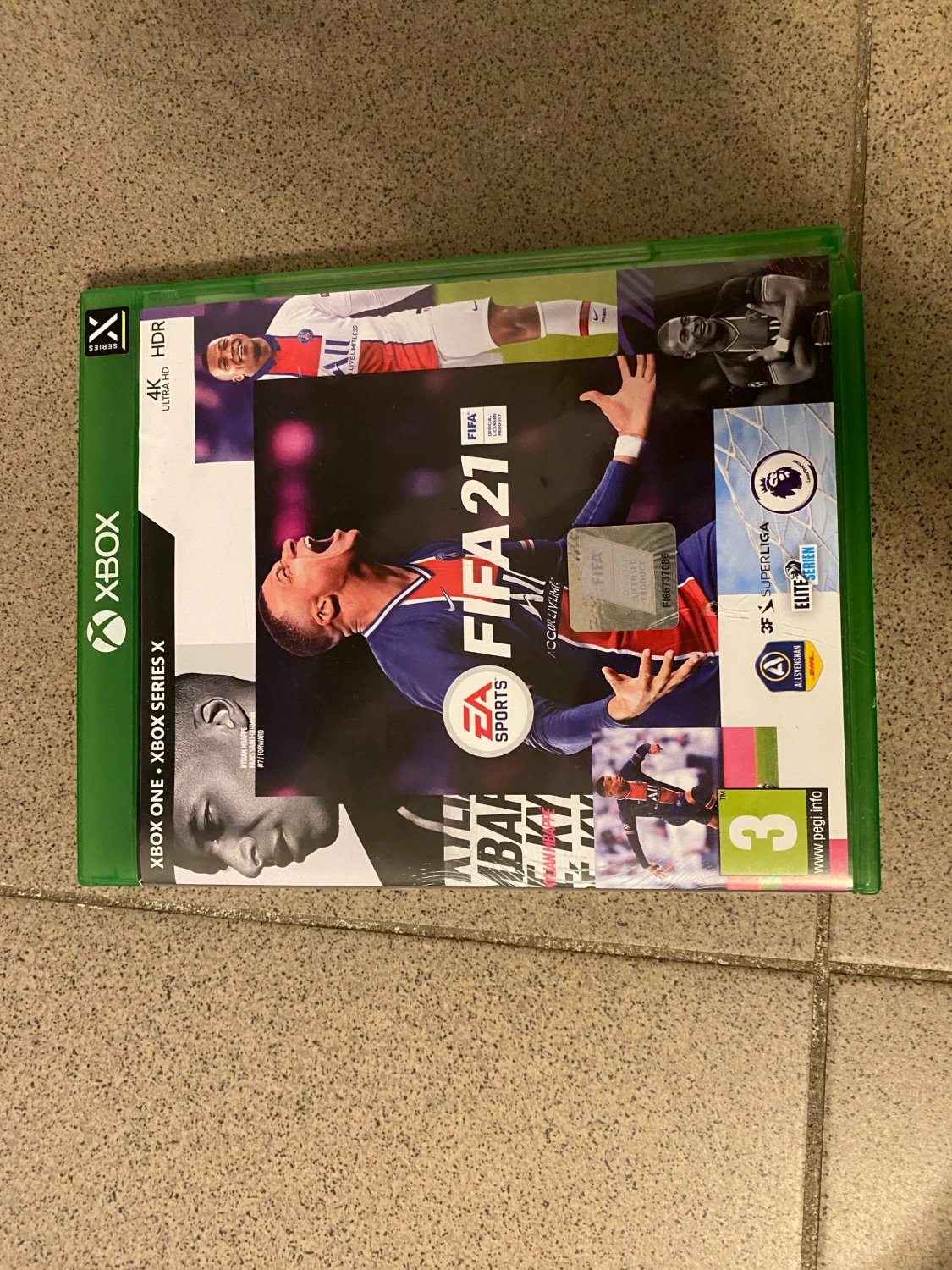 Xbox One S 1TB + 2 handkontroller + spel - 3