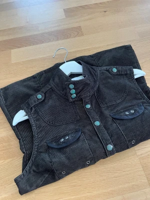 Manchesterväst - Vintage väst🖤🖤fattas fäste detaljen uppe vid axeln, men inget man ser! se bild 🖤
