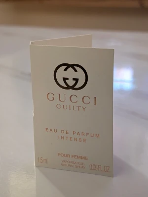 Gucci Guilty Intense provflaska - Gucci Guilty Intense Pour Femme, 1.5 ml. En smidig provflaska med ingredienserna Mandora, Ylang Ylang och Patchouli. Perfekt att testa och ta med i väskan.
