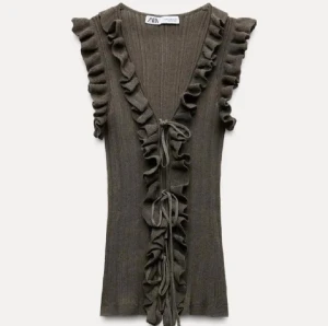 Olivgrön topp från Zara  - Snygg topp med volanger från Zara i en snygg olivgrön färg med fina snör detaljer med v ringning ☺️