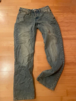 Lager 157 blå jeans straight/baggy fit - Kostar egentligen 400. Helt ny oanvänd har prislapp kvar. Väldigt bekväma, är man mellan xs-s så blir de väldigt lowaist, om man är lite mer år M, så kommer den va mid waist ish