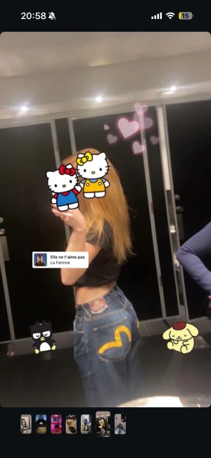 Evisu jeans, storlek 32 - Säljer ett par Evisu jeans (osäker på om de är äkta då de är second hand) i mörkblå denim med ikoniska handmålade gula måsloggor på bakfickorna. Modellen har rak passform och normal midja. 100% bomull och har detaljerade sömmar samt Evisu patch vid linningen. 37cm midja  25cm gren 75cm innerben