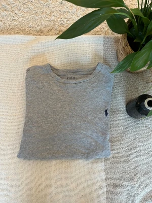 grå ralph louren tröja - supersnygg kortärmad tröja ifrån polo raplh louren!! storlek: 150  skick och kvalitet är superbra!! vara skriv om ni vill ha fler bilder på den💞(stryker självklart den om någon vill köpa):) #poloralphlouren #polotröja #gråralphlauren #gråtshirt #t-shirt #sellout