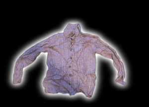 Ljuslila stickad kofta med knappar - Säljer en mysig ljuslila stickad kofta med snyggt mönster och höga ribbade muddar. Koftan har lång ärm, hög krage och knäppning med flera knappar framtill. Perfekt för dig som gillar chill och stil på samma gång.