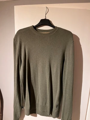 Grön stickad tröja - Säljer den här gröna stickade tröjan ifrån only and sons. Aldrig använd då jag har två av samma. Den är i nyskick och i storlek S! 