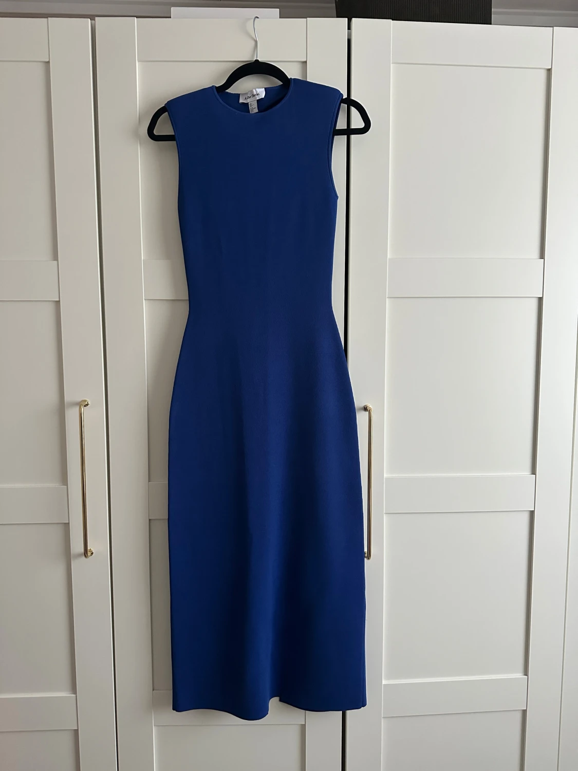 Blå ärmlös klänning med öppen rygg