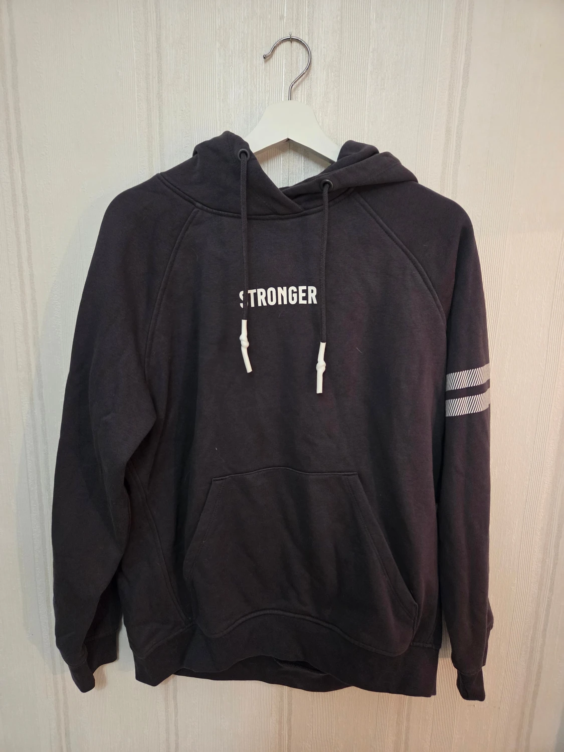 Mörkgrå hoodie från Stronger