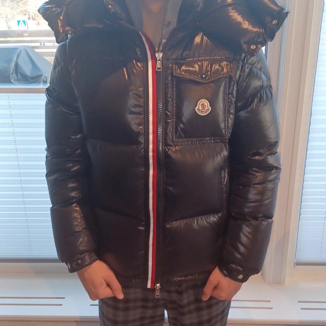 Svart Moncler dunjacka med huva