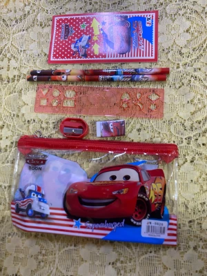Cars pennfodral med tillbehör - Säljer ett genomskinligt pennfodral med röd dragkedja och motiv från Disney Cars. Setet innehåller två pennor, suddgummi, pennvässare, linjal och stencil, allt med färgglada Cars-motiv. Perfekt för dig som älskar Lightning McQueen!
