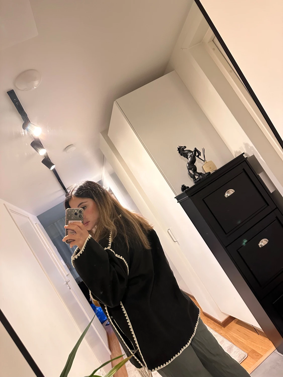 Svart overshirt med vita detaljer.Höst jacka - 2