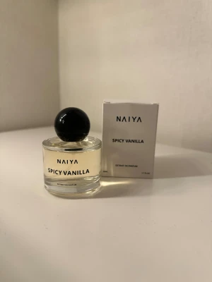 NAIYA parfym  - NAIYA parfym spicy vanilla. Jätte god doft men har för många parfymer, därav säljer jag denna, endast använt nått sprut för att testa 