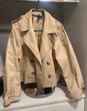 Trenchcoat från H&M - Köpt på VINTED, inga tecken på användning.