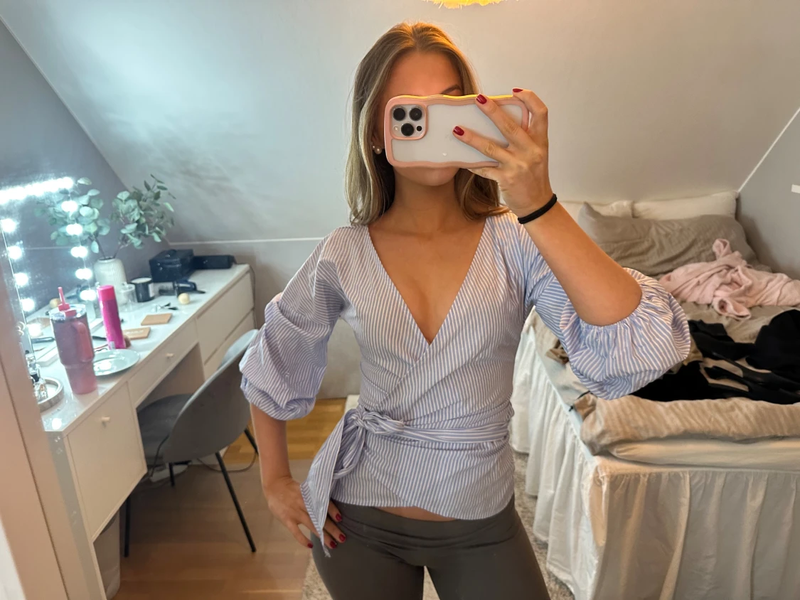 Blårandig omlottblus med knyt