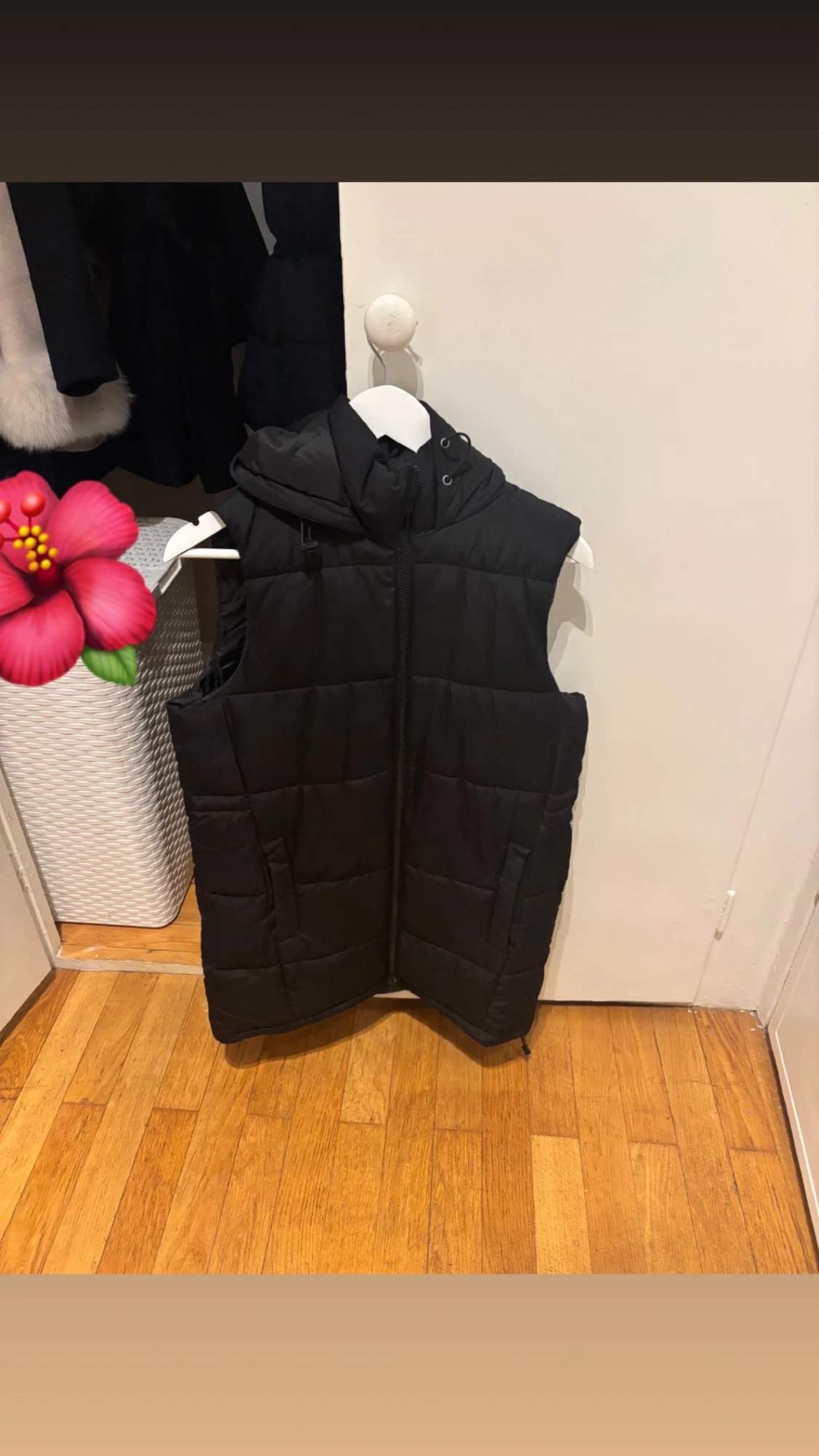 Svart quiltad dunväst med luva