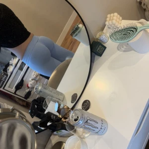 Ljusblå leggings med tight passform helt nya - Säljer ett par ljusblå leggings med hög midja och riktigt tight passform. De är stretchiga och sitter snyggt mot kroppen, perfekta för gymmet eller chill hemma. Materialet är mjukt och följsamt, vilket gör dem superbekväma att ha på sig hela dagen.