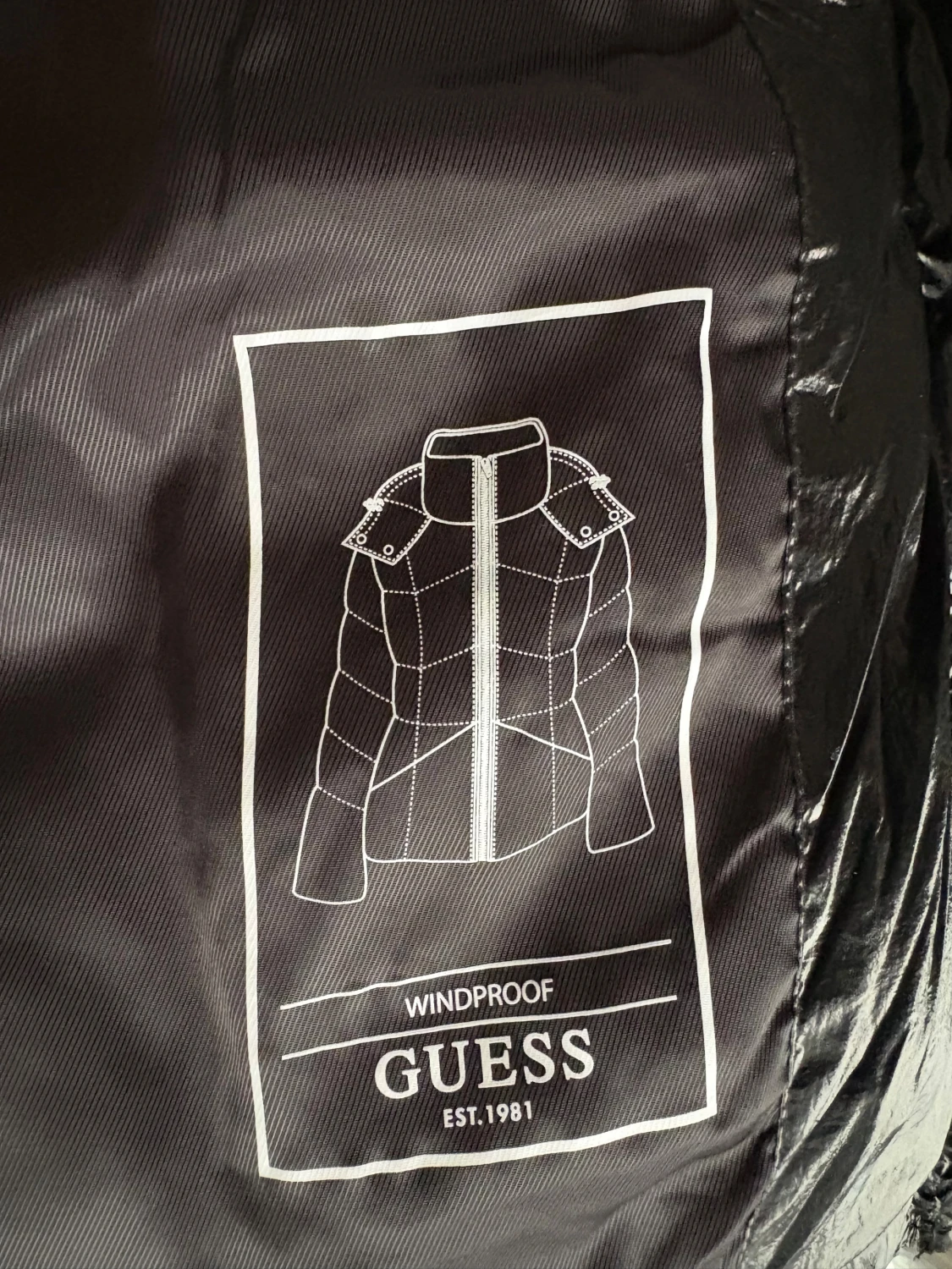 Svart pufferjacka från Guess - 4