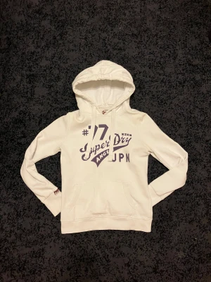 Superdry Hoodie - Vit Superdry Hoodie - Storlek: S men sitter närmare XS - Pris: 199 - Först till kvarn!