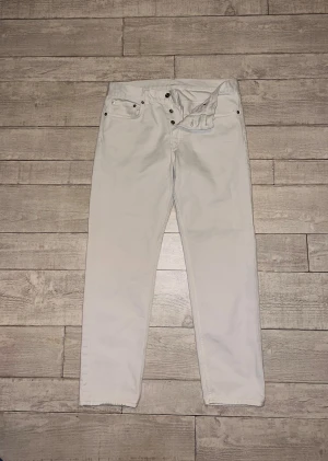 Arket- vita jeans - Snygga vita jeans från Arket med croppad passform och raka ben. Tillverkade i 100% ekologisk bomull med twillväv och klassisk femficksdesign. Perfekt för dig som gillar stilrena och fräscha vibes. Nypris: 899:-