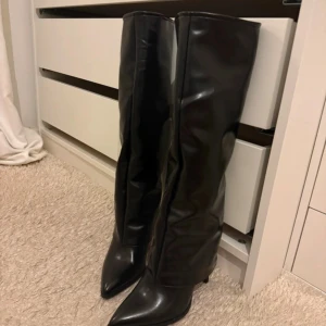 Svarta höga stövlar med klack - Helt nya 