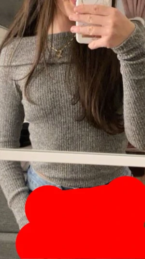 Grå ribbad offshoulder topp Pull&Bear - Säljer en grå ribbad offshoulder topp från Pull&Bear i storlek XS. Toppen är croppad med långa ärmar. 