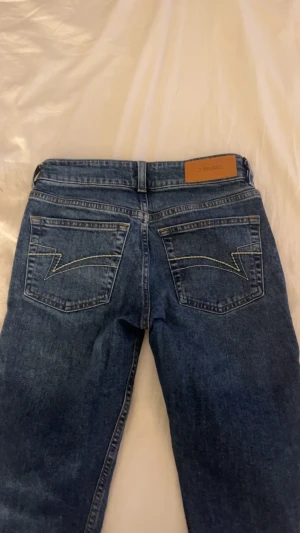 Mörkblå junkyard jeans xs - Säljer det här byxorna i storlek xs från Junkyard💕 nästan aldrig använda så det är i bra skick💕