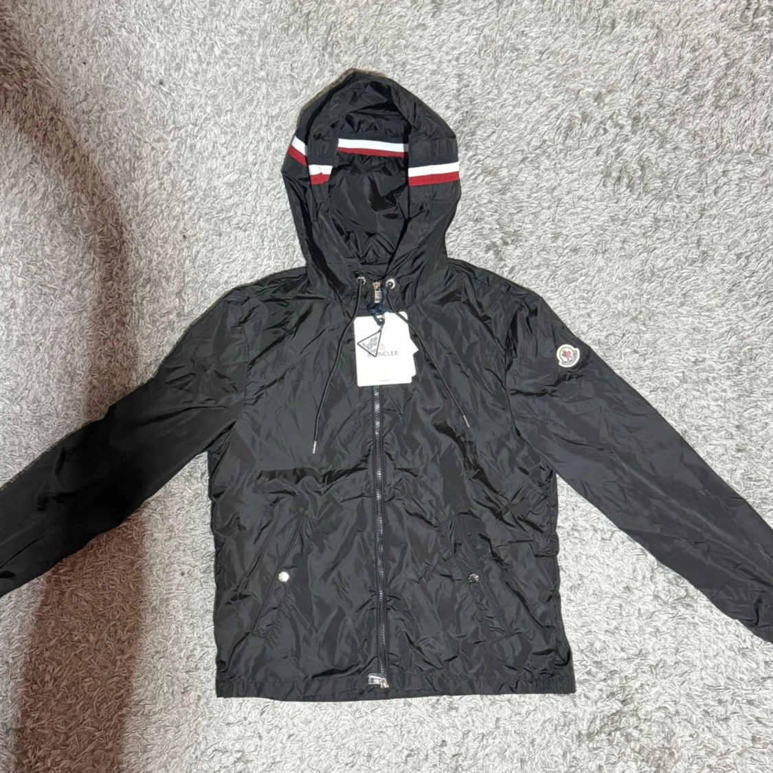 Svart windbreaker från Moncler med huva