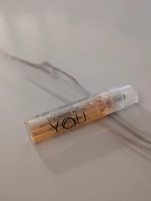 Stronger With You parfymprov - Smidig parfymprovflaska med Emporio Armani Stronger With You. Perfekt att ta med i väskan för att fräscha upp dig när som helst. Volym: 1,2 ml. Made in France.