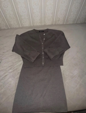 Set Gina tricot xs  - Ett brunt/grått set från Gina i fint skick 