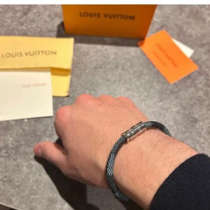 Lv armband - Som ny. Allt på bilderna ingår