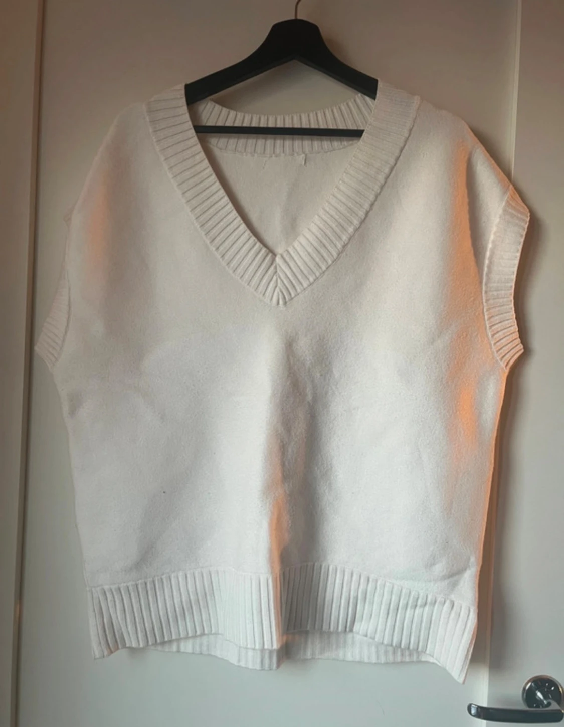 Vit stickad väst med v-ringning