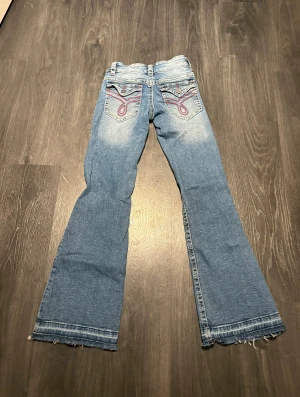 Jeans från Gina💞 - Säljer mina jättesnygga jeans från Gina young Dem är uppsprättande längst ner. Använt enstaka gånger bara. Storlek 158 men passar som xs. Skriv privat för fler bilder. Pris kan diskuteras💞 