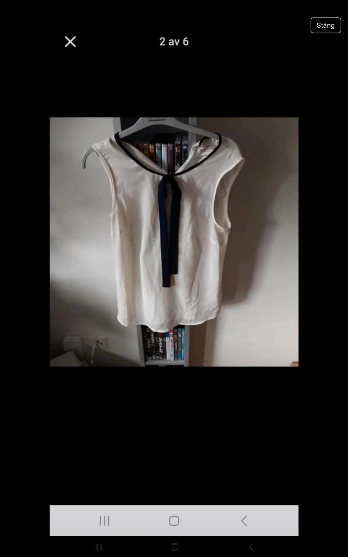 Vit ärmlös blus med svart knyt