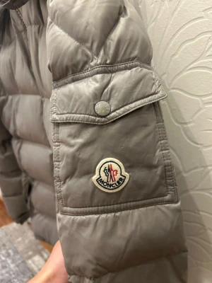 Moncler Maya - Säljer en jätte fin Moncler Maya i storlek L. Den är jätte fin och är exakt som ny. Självklart finns NFC. Tveka inte på att höra av er!!