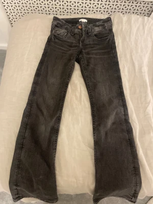 Svarta Gina Tricot jeans med paljett detalj - Snygga svarta jeans från Gina Tricot.Storlek 152 fast passar någon som är 155-158.Säljer pga ingen användning.Jättefint skick fast är väldigt använda men ingenting man märker.