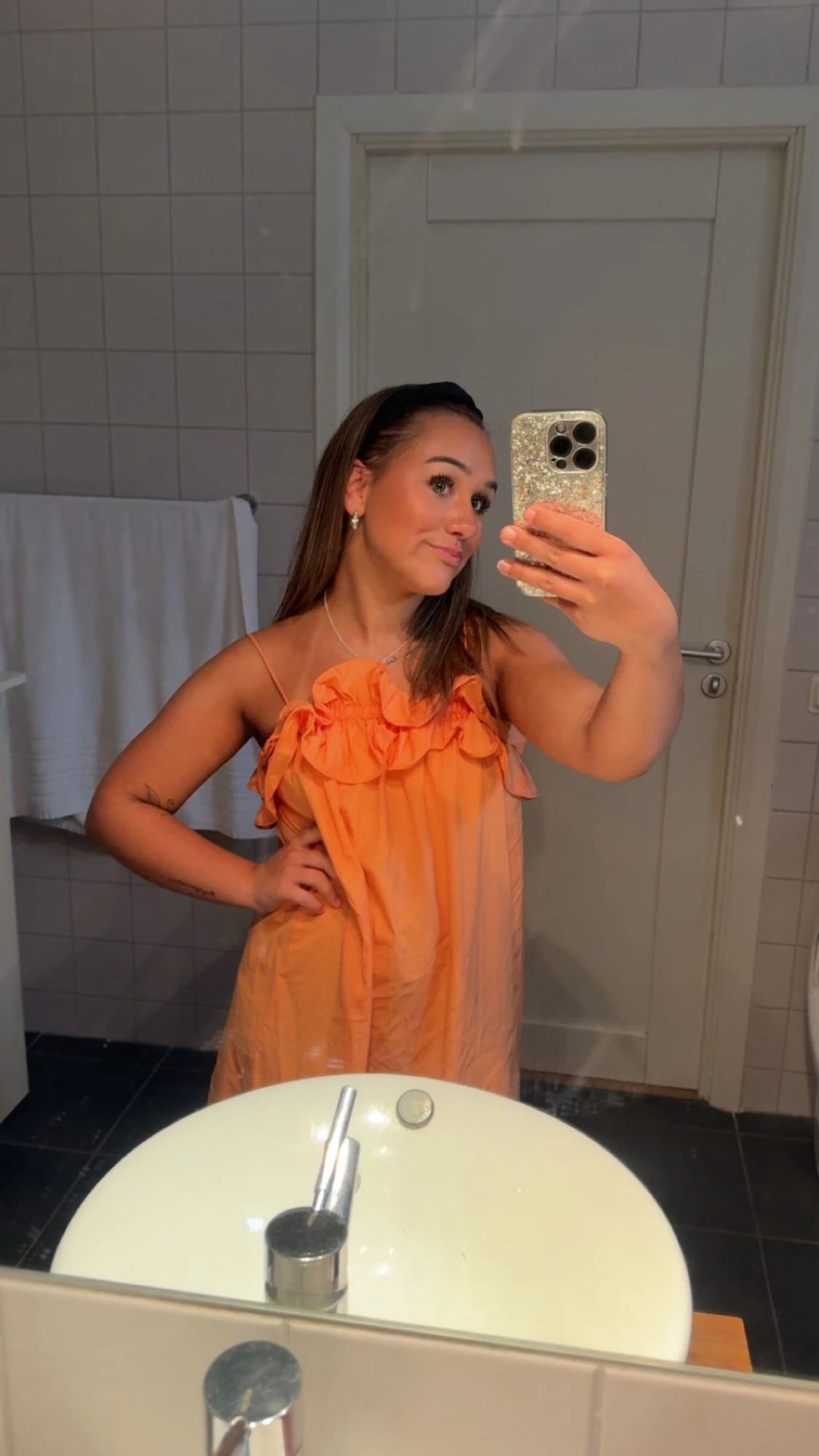 Ljusorange maxiklänning med volang