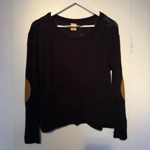 Långärmad tröja Zara - En tunn långärmad tröja från Zara med bruna mockaringar på armbågarna. Storlek m