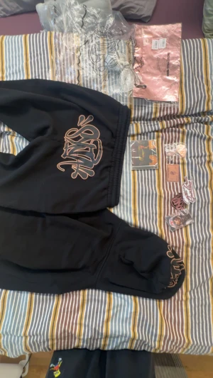 SYNA x CRG tracksuit  - Trackie from Syna comes with all the original stuff including the tape stickers and whatnot even the exclusive card. Size is a XXL works great for any + size people out there or if anyone wants a baggy fit ”. Never worn outside only tried on a couple of times. DM for more info. Receipts and emails from syna/ confirmation is available. Priset diskuteras vid snabb affär. 