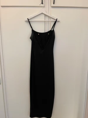 Klänning - Svart lång klänning, sitter mycket smickrande på kroppen. Använd två gånger. 💗