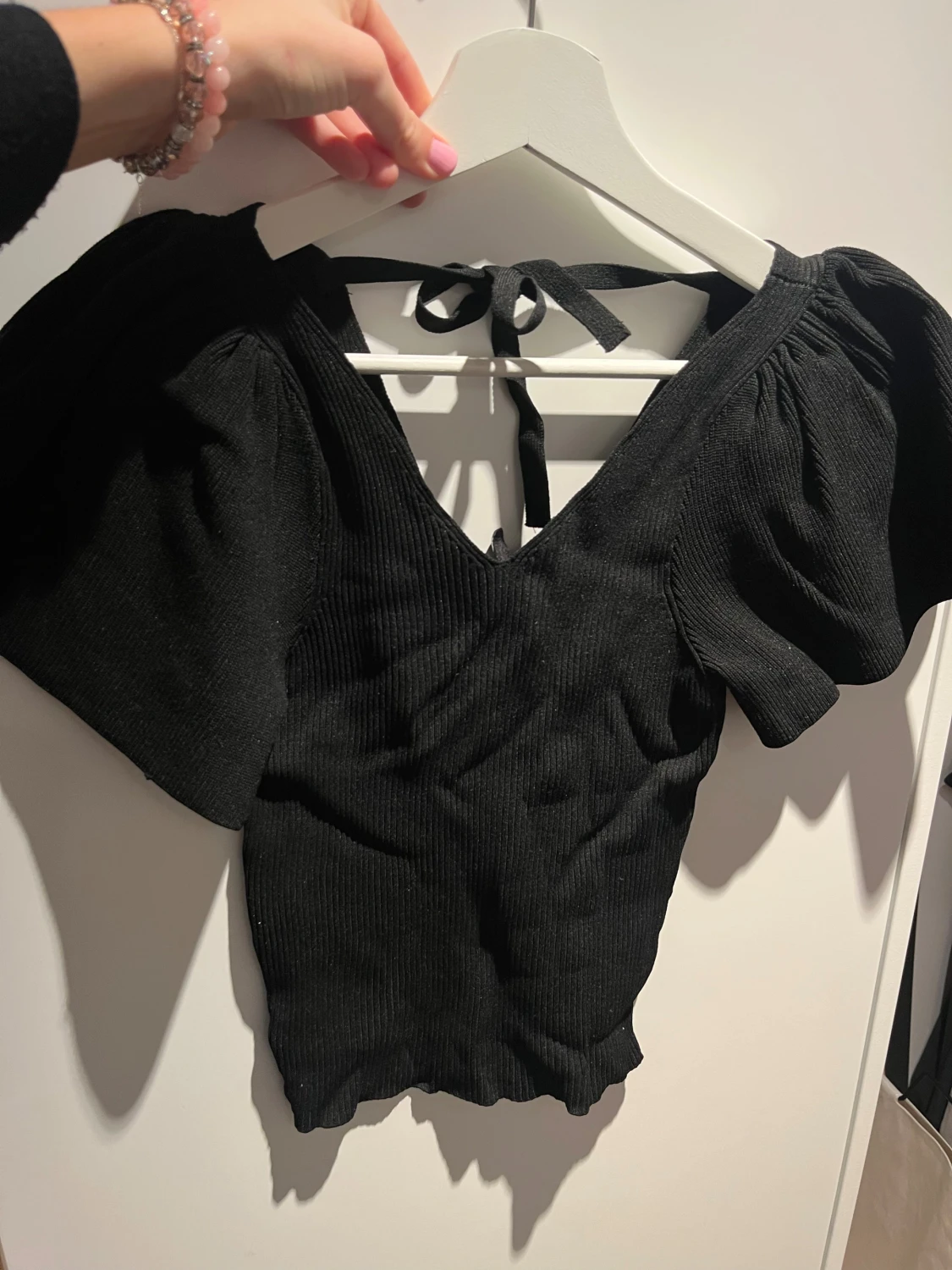 Svart ribbad topp med puffärm och knyt - 1