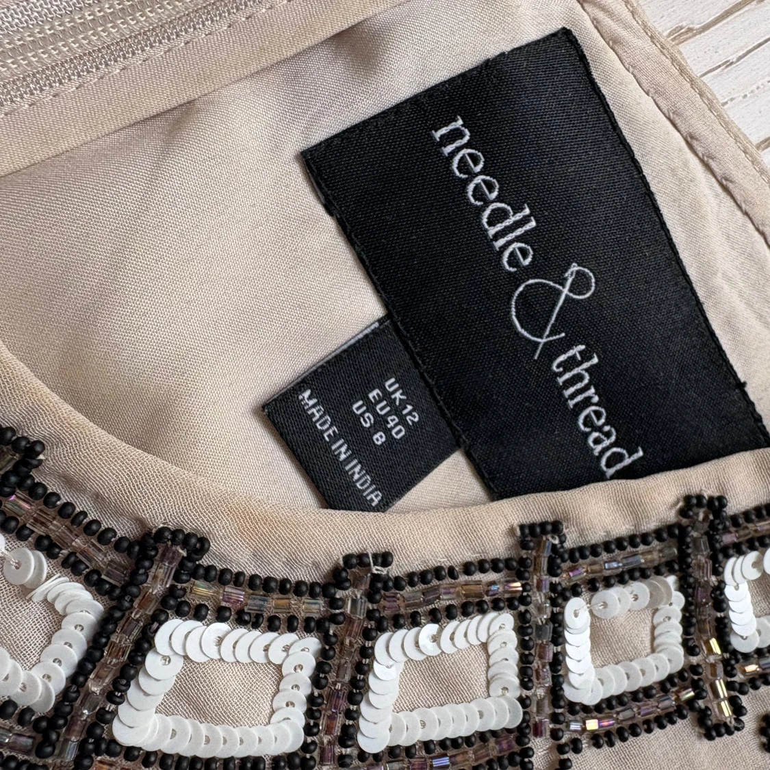 Beige blus med pärlbroderi från Needle & Thread - 4