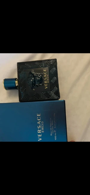Versace Eros Eau de Toilette - Versace Eros Eau de Toilette, 100 ml. En ikonisk parfym med snygg design som sticker ut i badrumshyllan. Perfekt för dig som vill ha en exklusiv känsla i vardagen.