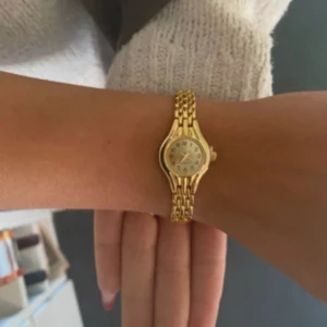 Vintage guldklocka  - Guldfärgad klocka med länkarmband som går att justera. Helt nytt batteri!