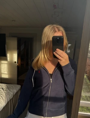 Mörkblå hoodie från Polo Ralph Lauren - Super snygg zip hoodie från Polo Ralph Lauren!🤗 säljer för att jag aldrig använder den längre, inga defekter eller något!💓💞