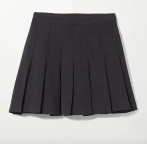 Svart plisserad kjol  - Snygg svart plisserad kortkjol med klassisk design från weekday som aldrig blivit använd <3