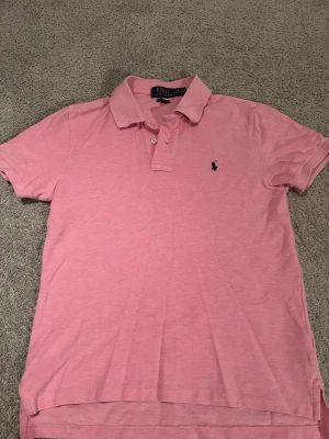 Polo Ralph Lauren Pike - Tjena, säljer denna rosa pikén från Polo Ralph Lauren. Mycket bra skick. Storlek 14-16 år. Hör av er vid funderingar och intresse🙌